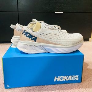 Hoka One Arahi 4 - Womens size 9